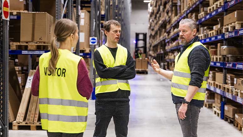 Kalle Karvanen, directeur des opérations de Finnish Design Shop, et Peter Lindroos, Account Manager chez Boxon, discutent dans les locaux de l’entrepôt.