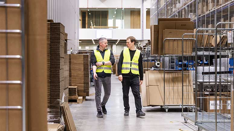 Peter Lindroos et Kalle Karvanen marchent dans une allée d’entrepôt chez Finnish Design Shop