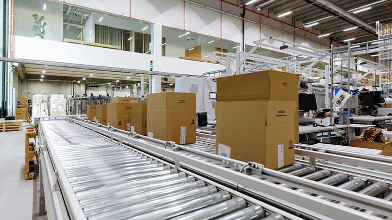 Des cartons sur la ligne d’emballage de Finnish Design Shop.