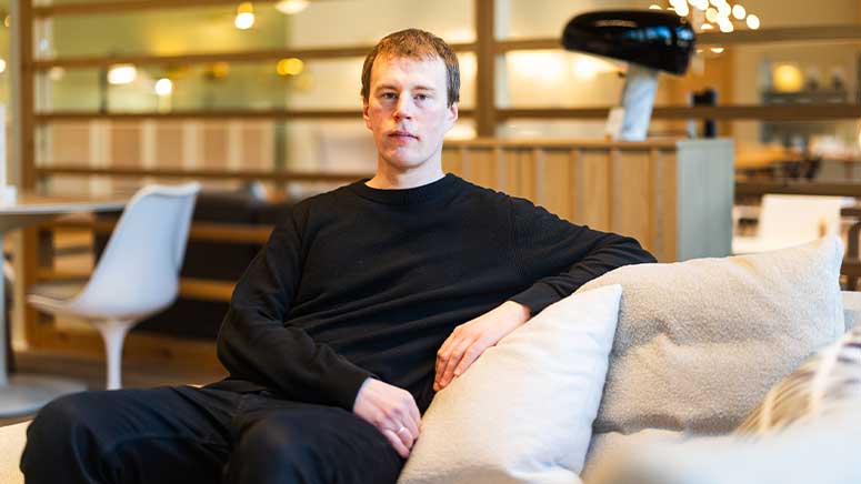 Kalle Karvanen, directeur des opérations de Finnish Design Shop, est assis sur un canapé.